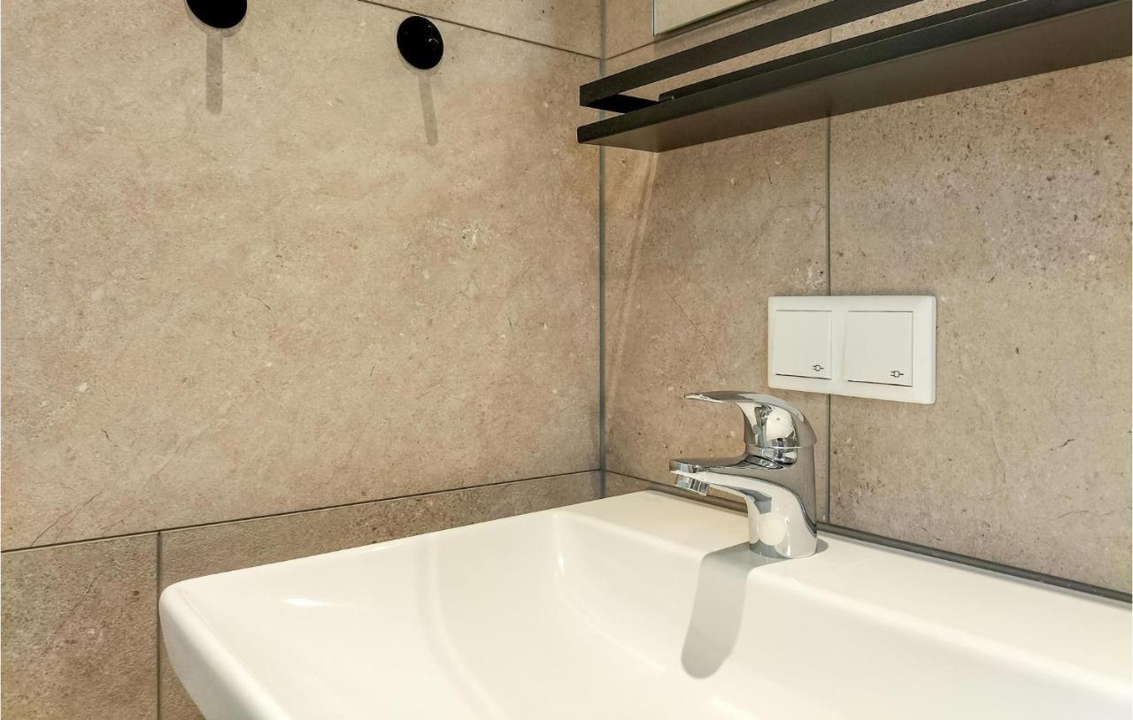 2 Bedroom Awesome Home In Heinkenszand Екстер'єр фото